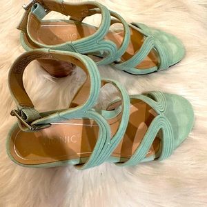 Vionic Leana heeled suede sandal Size 7 USA 5” heel